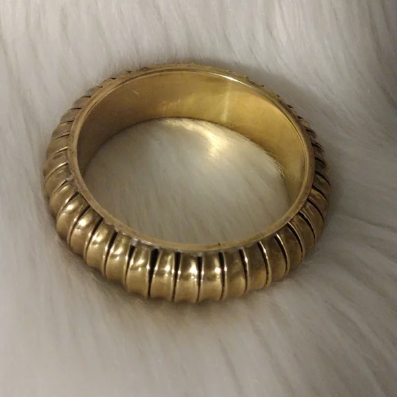 🦜Vintage chunky brass bangle🦜 - Picture 2 of 2